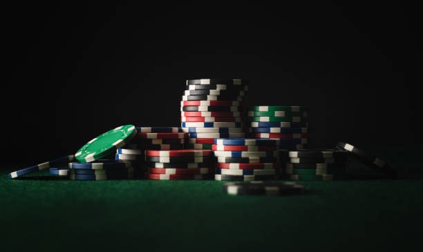 Live casino interface showing roulette wheel and betting layout